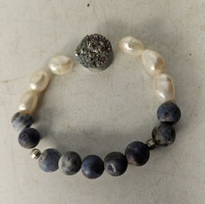 Sodalite and pearl bracelet‎ with a druzy bead